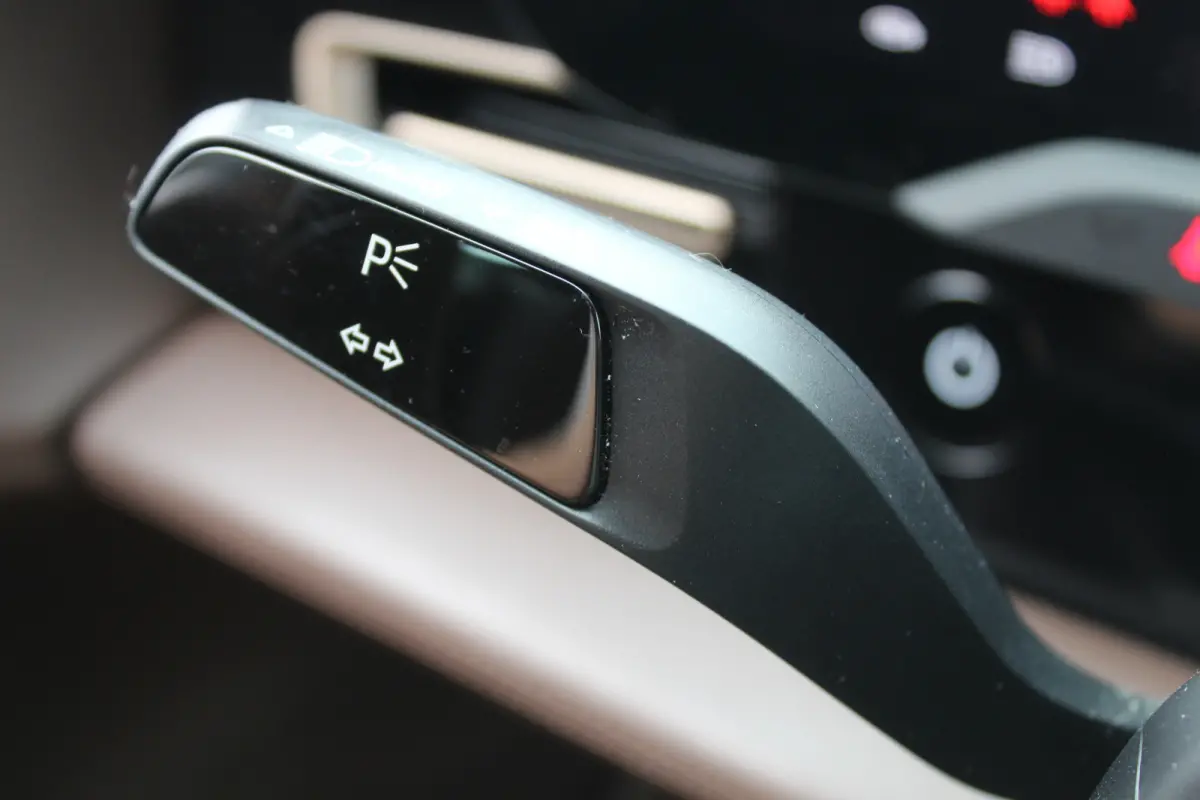 4 93 kWh Panorama dak l 360 camera l Stoel memory l Dode hoek detectie l Unieke kleur !