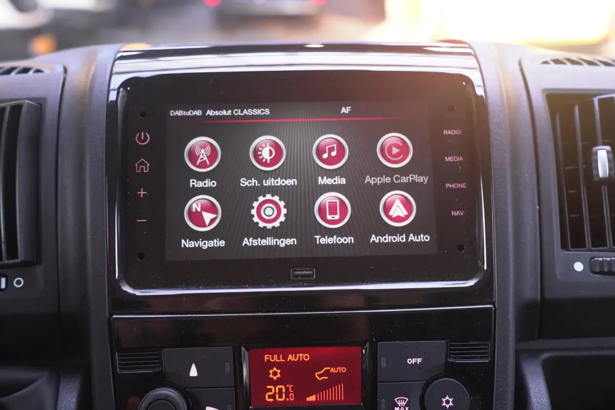 2.2D 140 pk L1H1 Airco ECC, Apple Carplay Camera, Cruise control, Laadruimte Pakket, PDC achter, 3-Zits