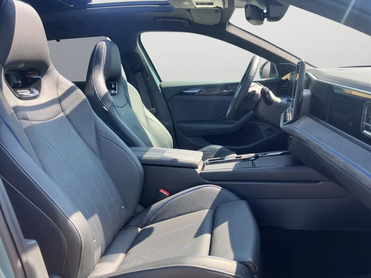 1.5 eHybrid R-Line Business | 272Pk | Trekhaak | Pano | 5J garantie | Blackstyle Plus | Harman Kardon | Alcantara hemel |
