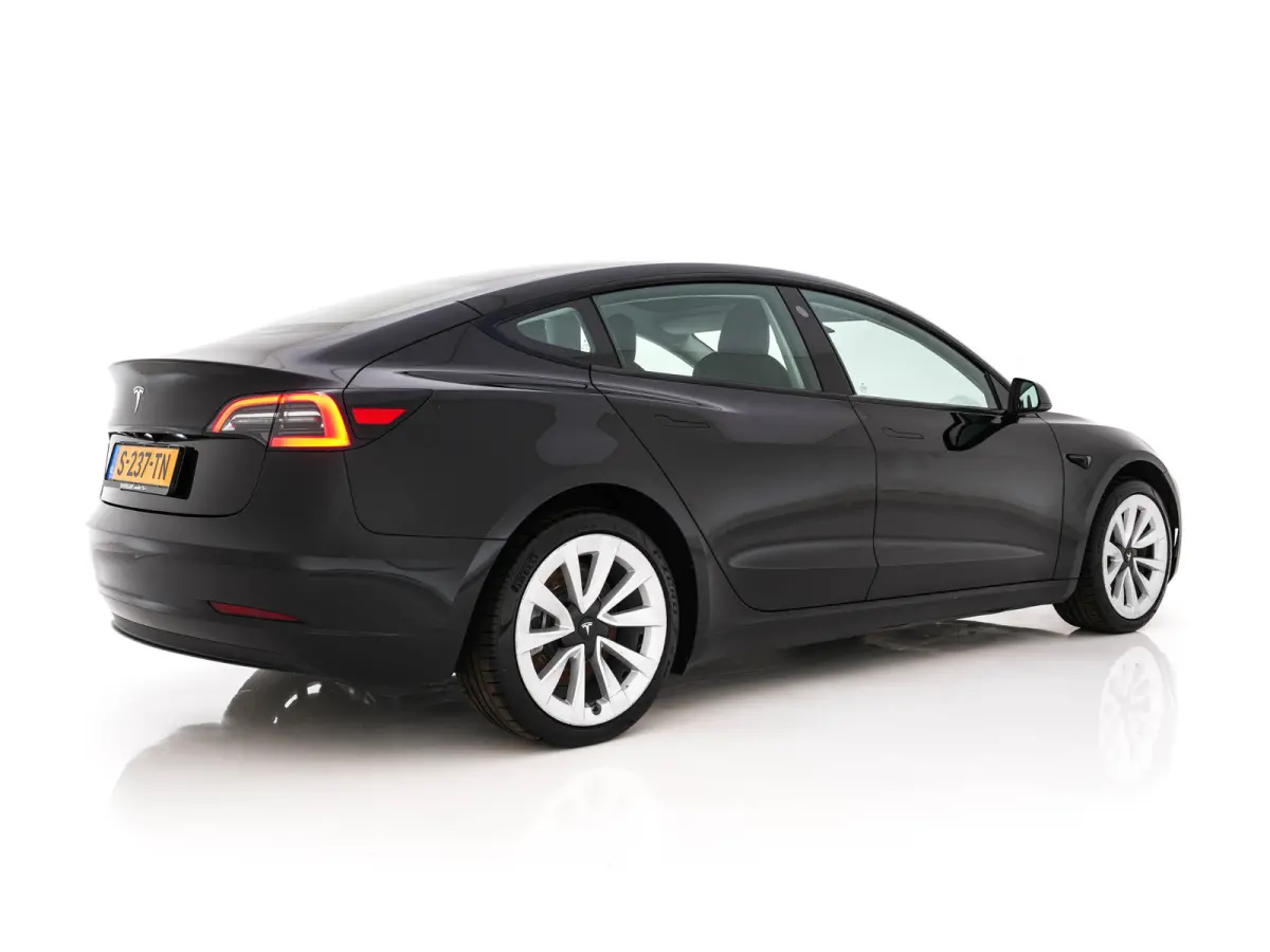 Standard RWD Plus 60 kWh [3-Fase-11kW] {SoH-90%} (INCL-BTW) Aut. *PANO | AUTOPILOT | LEATHER | KEYLESS | FULL-LED | MEMORY-PACK | TOPVIEW | DAB | CARPLAY | DIGI-COCKPIT | LANE-ASSIST | HEATE