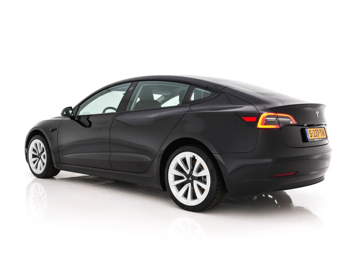 Standard RWD Plus 60 kWh [3-Fase-11kW] {SoH-90%} (INCL-BTW) Aut. *PANO | AUTOPILOT | LEATHER | KEYLESS | FULL-LED | MEMORY-PACK | TOPVIEW | DAB | CARPLAY | DIGI-COCKPIT | LANE-ASSIST | HEATE