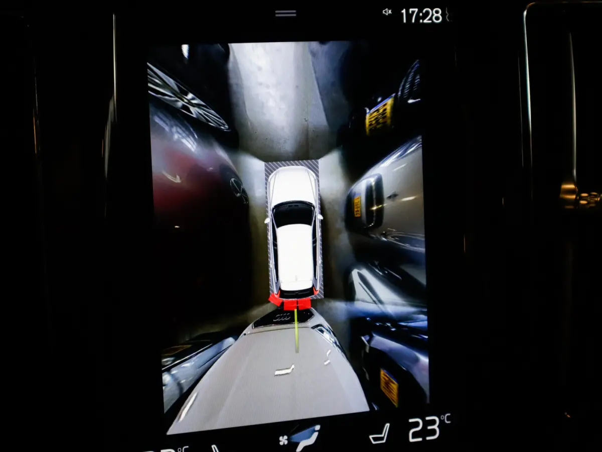 2.0 B5 Momentum Exclusive 1e-Eig. & Keurig-Onderh. BOVAG-Garantie. NL-Auto.