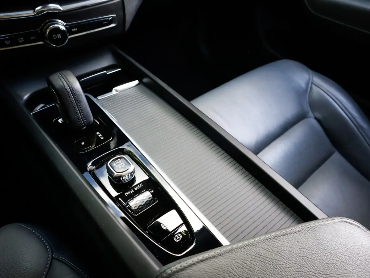 2.0 B5 Momentum Exclusive 1e-Eig. & Keurig-Onderh. BOVAG-Garantie. NL-Auto.