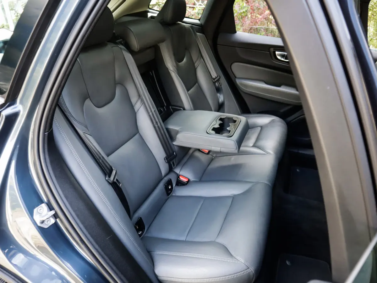 2.0 B5 Momentum Exclusive 1e-Eig. & Keurig-Onderh. BOVAG-Garantie. NL-Auto.
