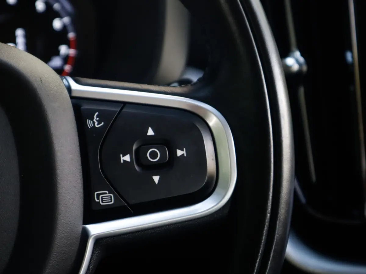 2.0 B5 Momentum Exclusive 1e-Eig. & Keurig-Onderh. BOVAG-Garantie. NL-Auto.