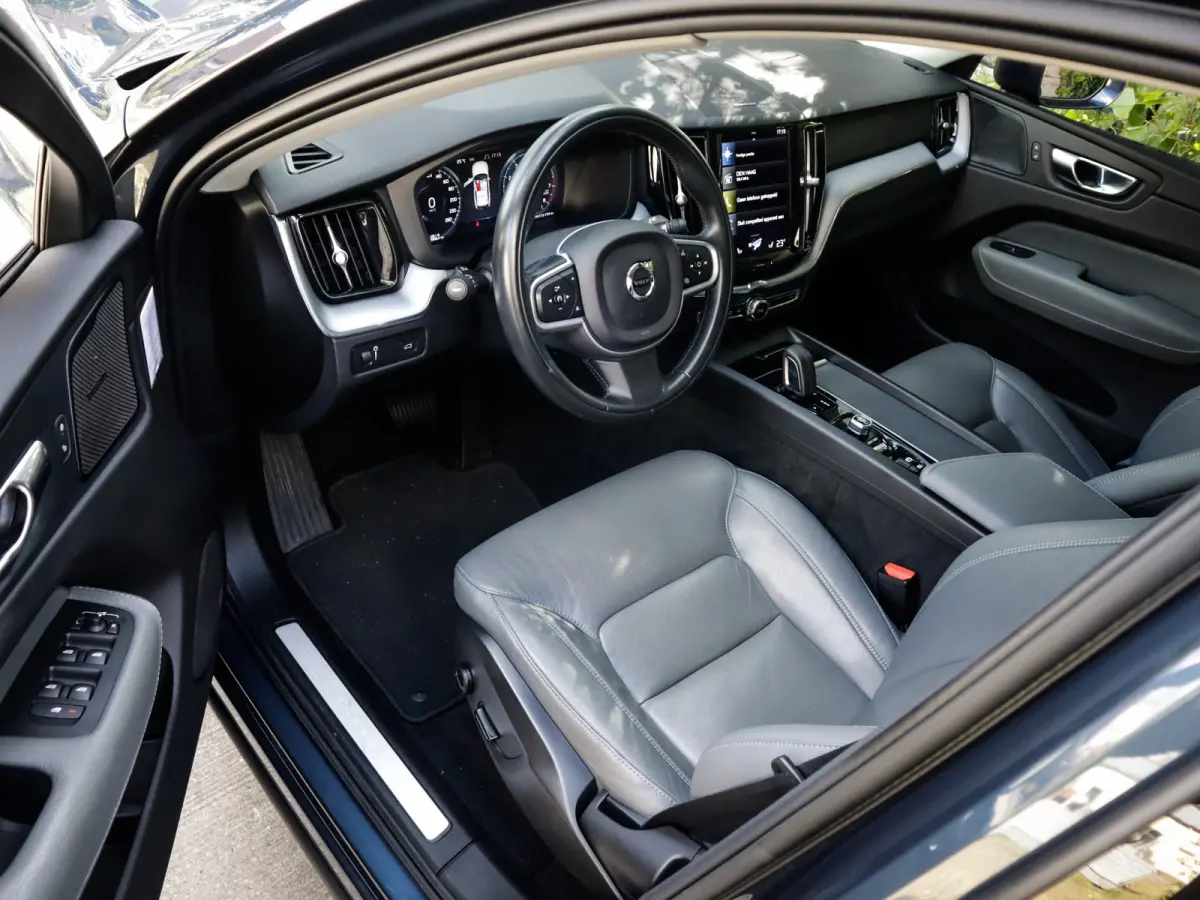 2.0 B5 Momentum Exclusive 1e-Eig. & Keurig-Onderh. BOVAG-Garantie. NL-Auto.