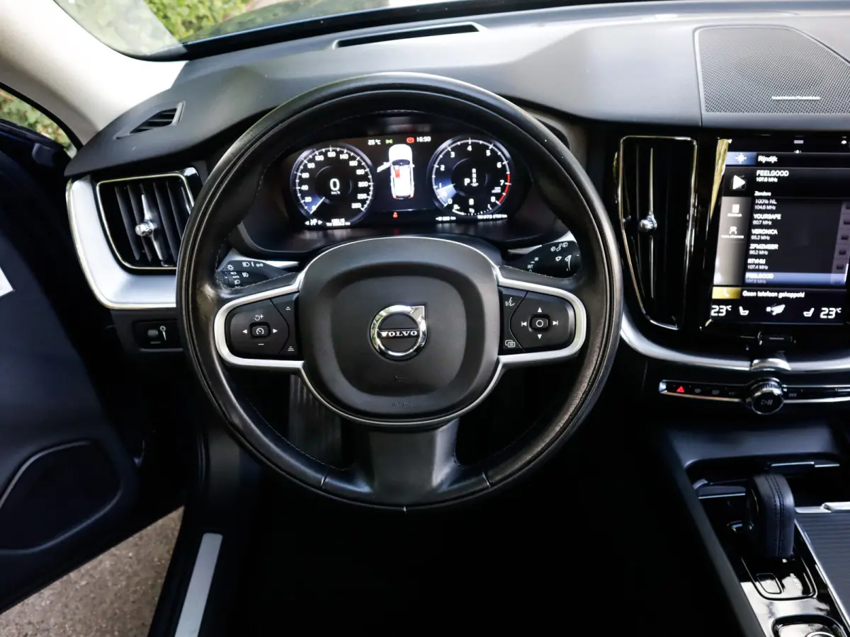 2.0 B5 Momentum Exclusive 1e-Eig. & Keurig-Onderh. BOVAG-Garantie. NL-Auto.