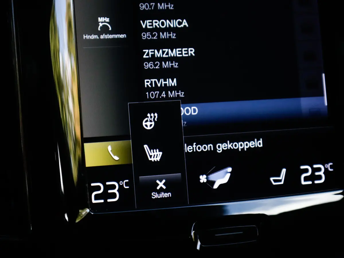 2.0 B5 Momentum Exclusive 1e-Eig. & Keurig-Onderh. BOVAG-Garantie. NL-Auto.