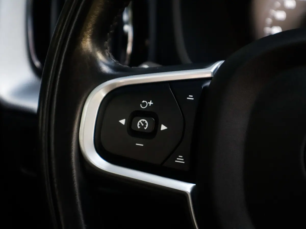 2.0 B5 Momentum Exclusive 1e-Eig. & Keurig-Onderh. BOVAG-Garantie. NL-Auto.