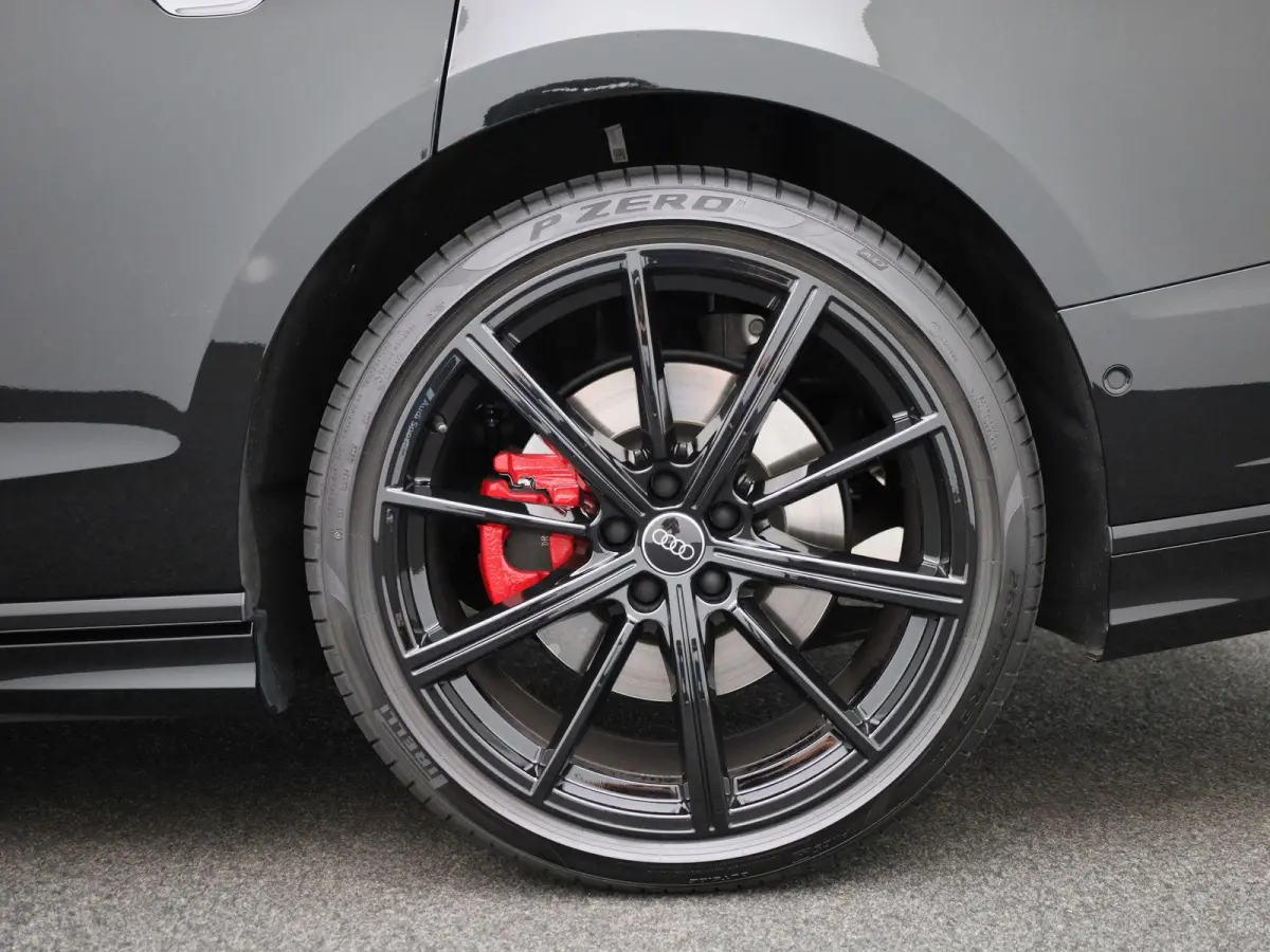 60 TFSI e quattro 462 PK | Adaptive cruise control | Luchtvering | Dynamische vierwielbesturing | 360 graden camera | Head-up display | Digitale matrix-verlichting | Privacy glas | Trekhaak 