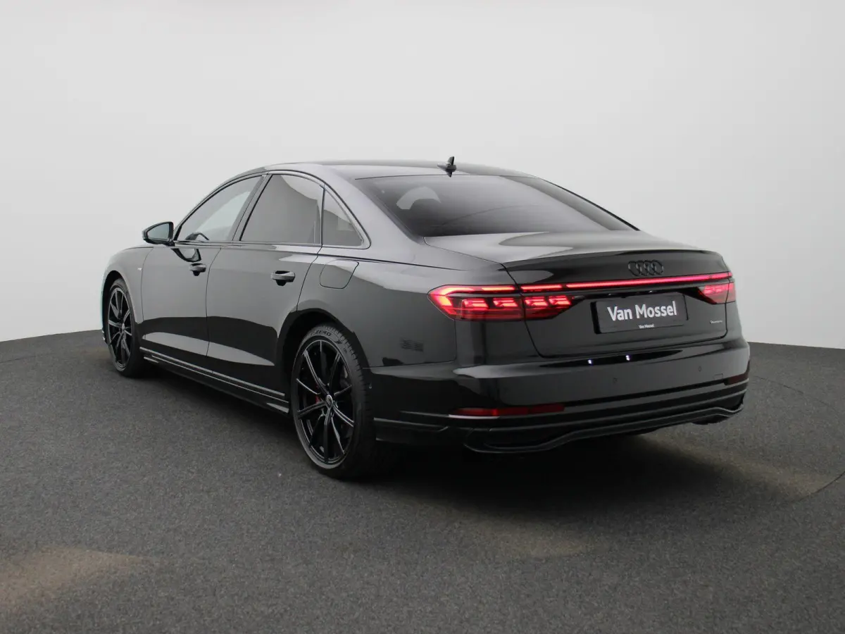 60 TFSI e quattro 462 PK | Adaptive cruise control | Luchtvering | Dynamische vierwielbesturing | 360 graden camera | Head-up display | Digitale matrix-verlichting | Privacy glas | Trekhaak 