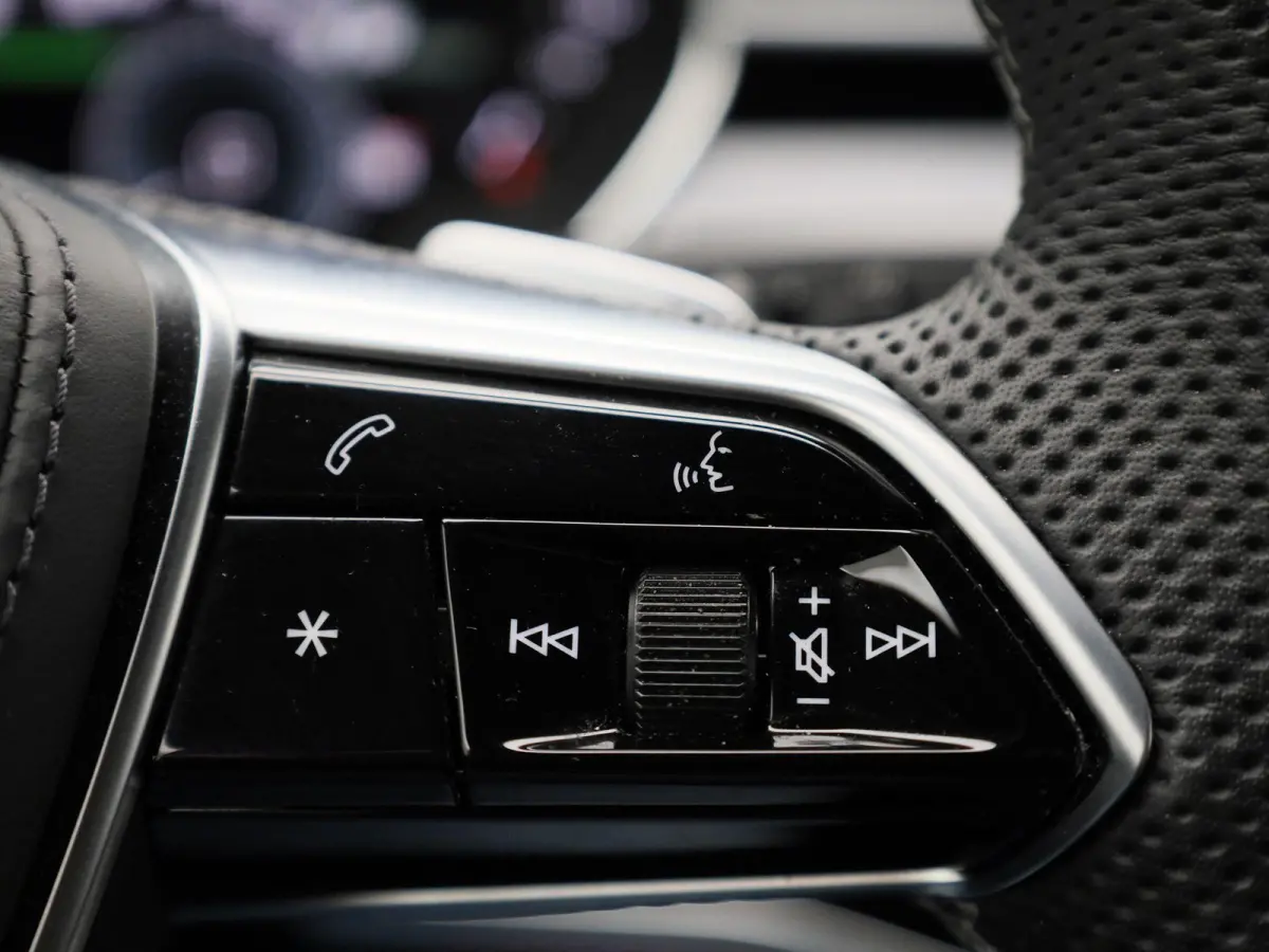60 TFSI e quattro 462 PK | Adaptive cruise control | Luchtvering | Dynamische vierwielbesturing | 360 graden camera | Head-up display | Digitale matrix-verlichting | Privacy glas | Trekhaak 