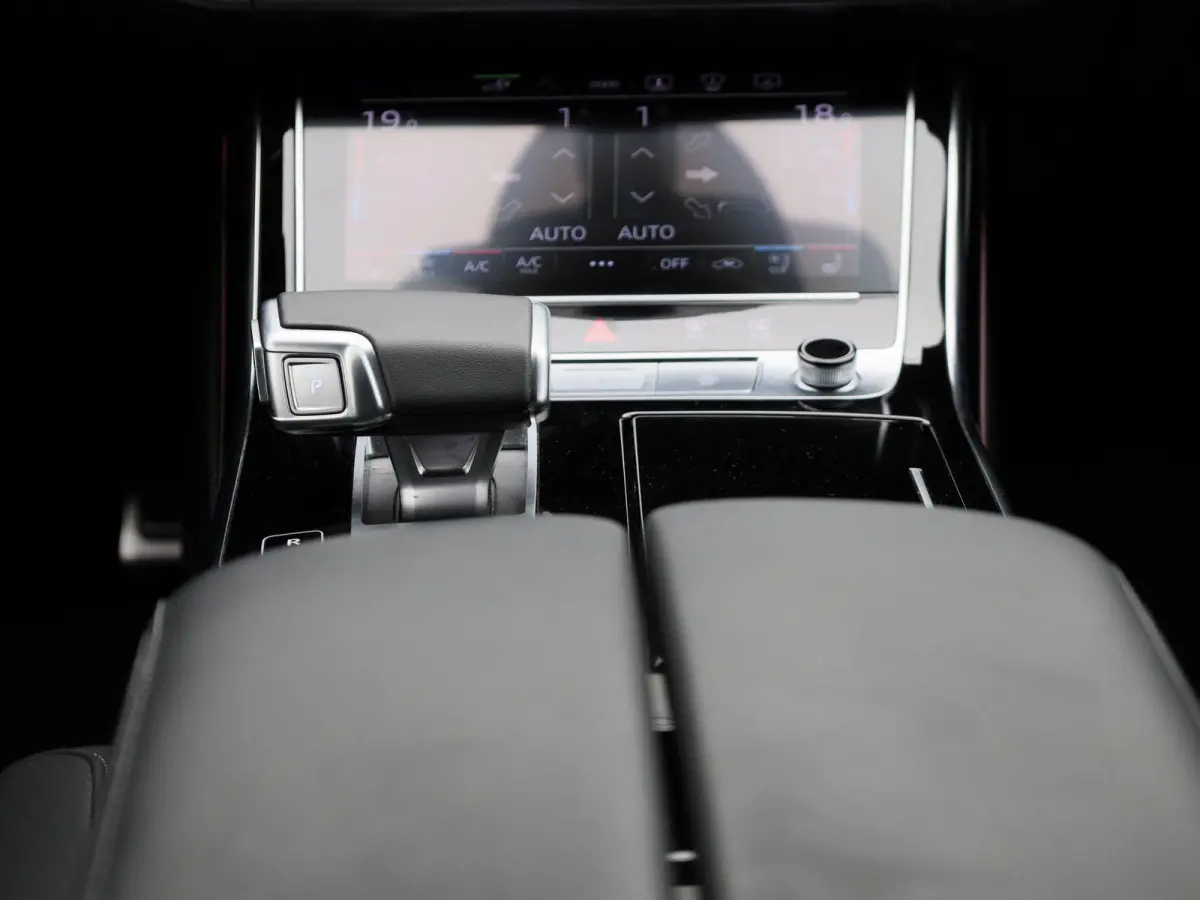 60 TFSI e quattro 462 PK | Adaptive cruise control | Luchtvering | Dynamische vierwielbesturing | 360 graden camera | Head-up display | Digitale matrix-verlichting | Privacy glas | Trekhaak 