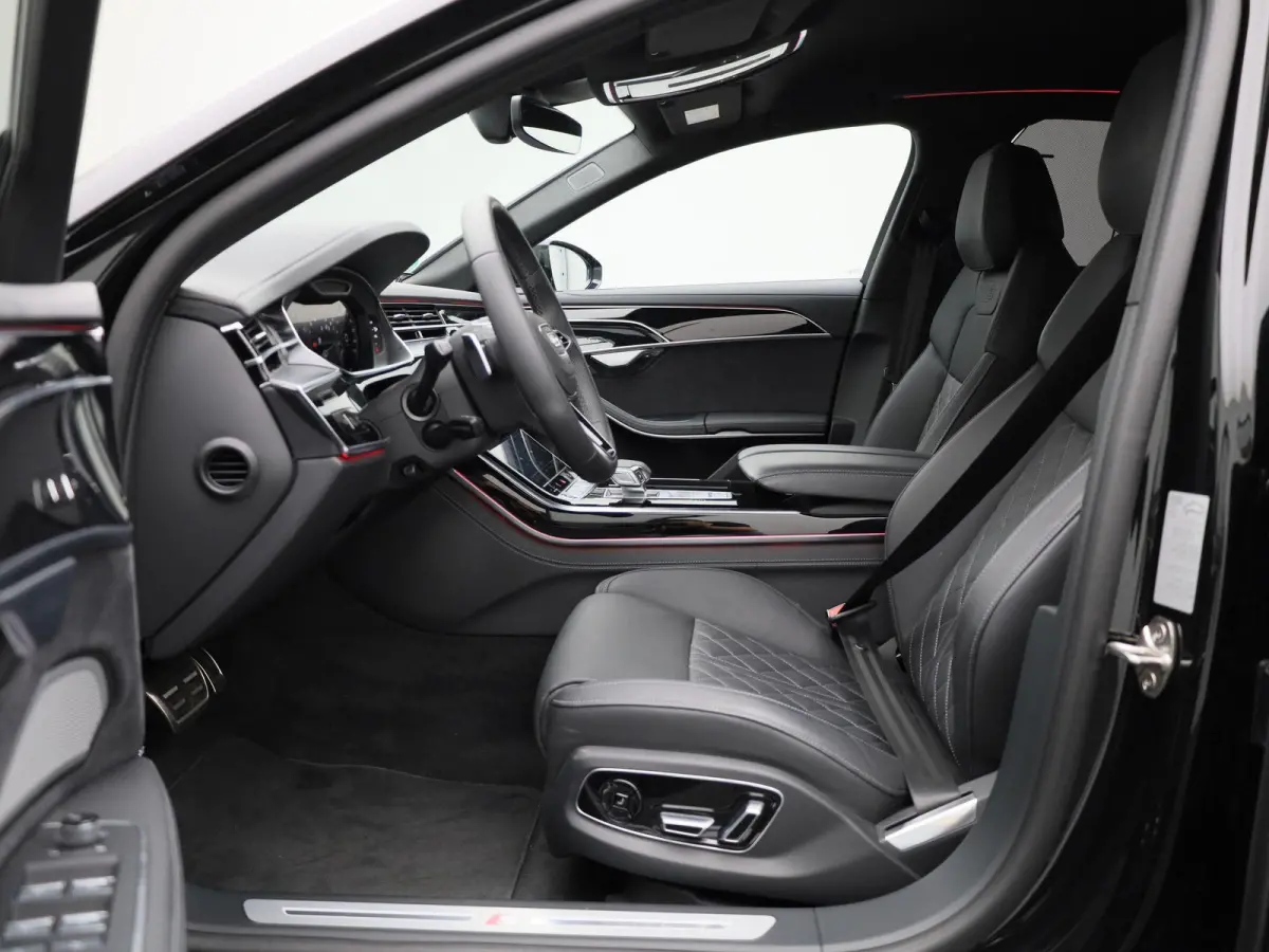 60 TFSI e quattro 462 PK | Adaptive cruise control | Luchtvering | Dynamische vierwielbesturing | 360 graden camera | Head-up display | Digitale matrix-verlichting | Privacy glas | Trekhaak 