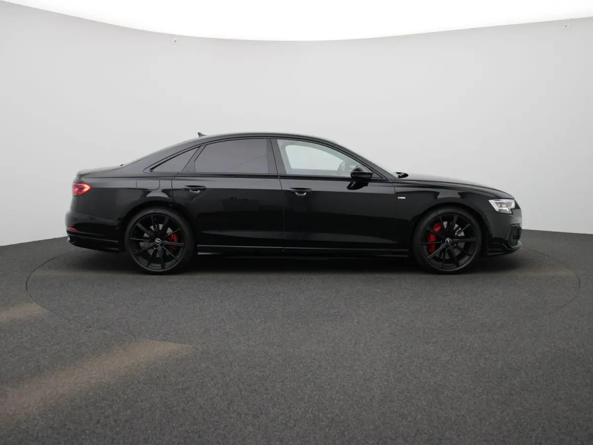 60 TFSI e quattro 462 PK | Adaptive cruise control | Luchtvering | Dynamische vierwielbesturing | 360 graden camera | Head-up display | Digitale matrix-verlichting | Privacy glas | Trekhaak 