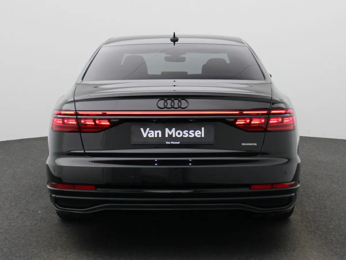 60 TFSI e quattro 462 PK | Adaptive cruise control | Luchtvering | Dynamische vierwielbesturing | 360 graden camera | Head-up display | Digitale matrix-verlichting | Privacy glas | Trekhaak 