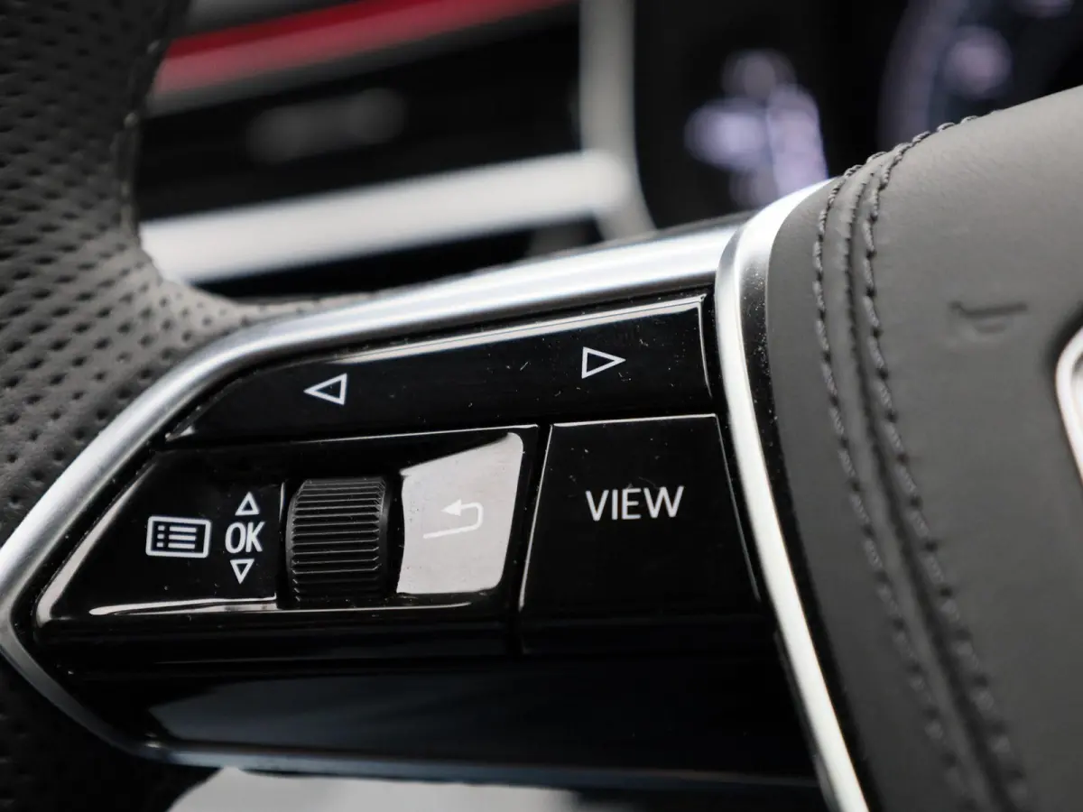 60 TFSI e quattro 462 PK | Adaptive cruise control | Luchtvering | Dynamische vierwielbesturing | 360 graden camera | Head-up display | Digitale matrix-verlichting | Privacy glas | Trekhaak 