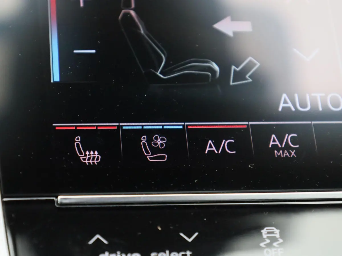 60 TFSI e quattro 462 PK | Adaptive cruise control | Luchtvering | Dynamische vierwielbesturing | 360 graden camera | Head-up display | Digitale matrix-verlichting | Privacy glas | Trekhaak 