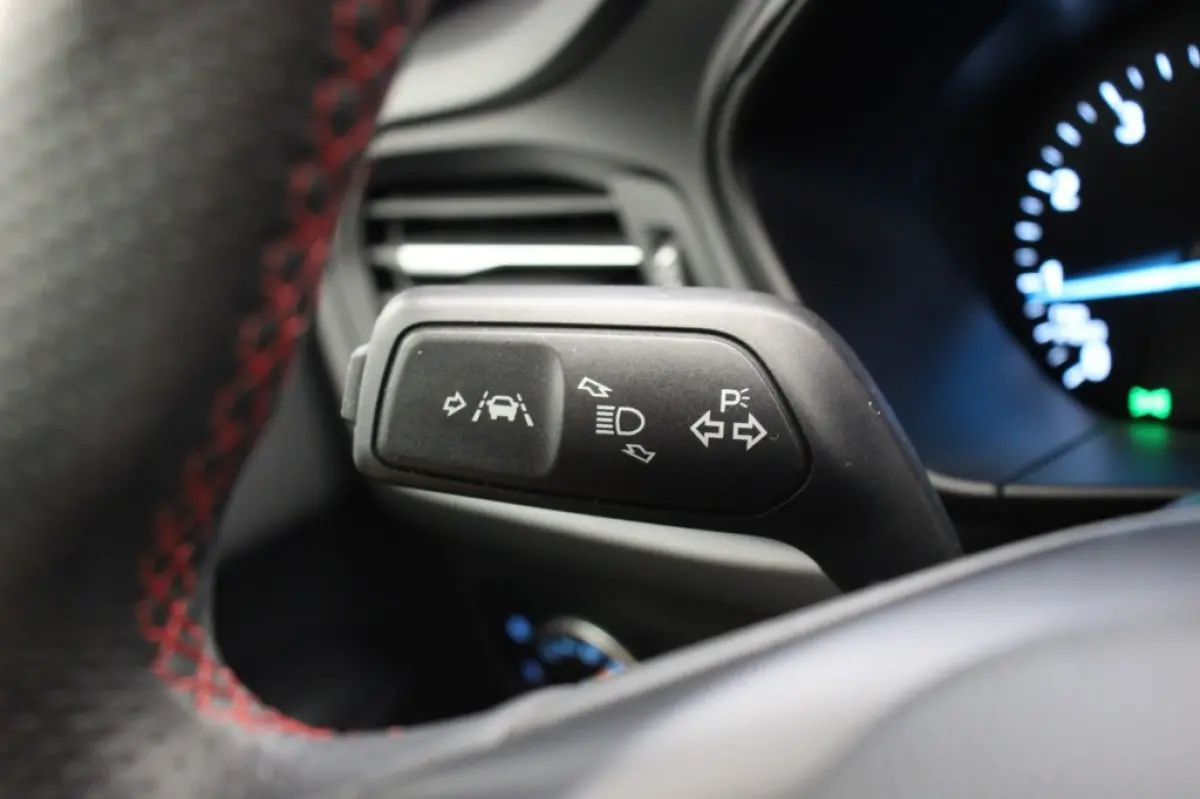 1.0 EcoBoost Hybrid ST Line Business - Carplay, Camera, Clima, Cruise