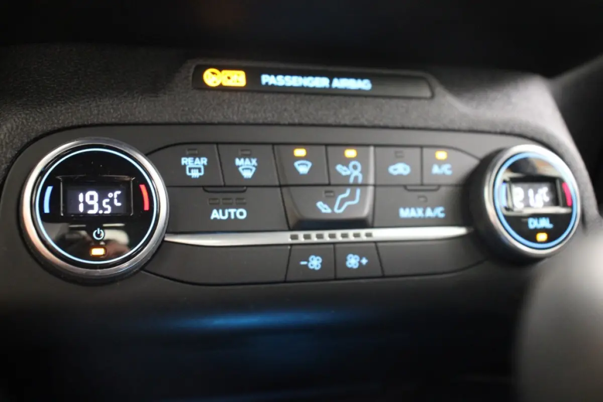 1.0 EcoBoost Hybrid ST Line Business - Carplay, Camera, Clima, Cruise