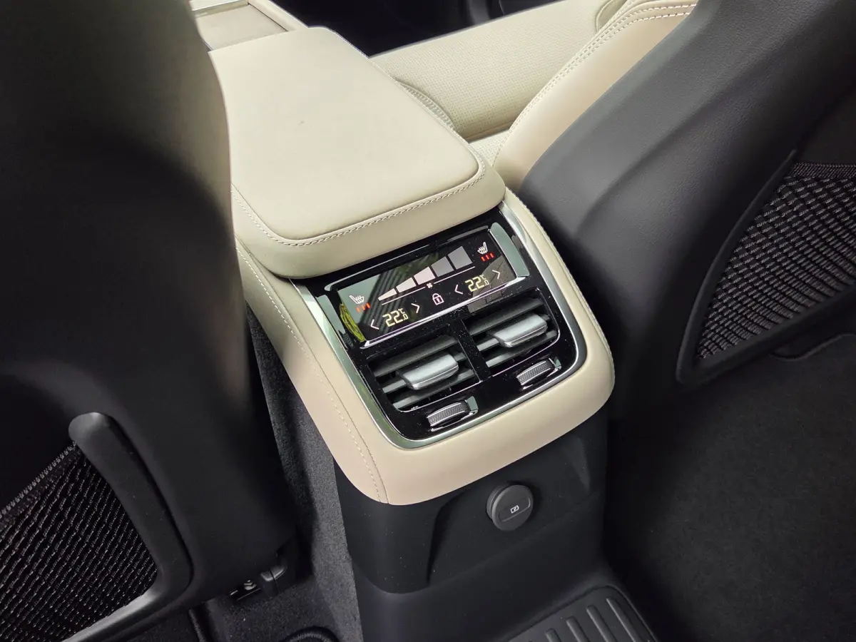 2.0 T8 Plug-in hybrid AWD Ultra Bright Exec. Ed. | Bowers & Wilkins audiosysteem | Elektrisch glazen panorama-dak | Massagefunctie voorstoelen | Lichtmetalen velgen 7-spaaks 22" | Extra geti