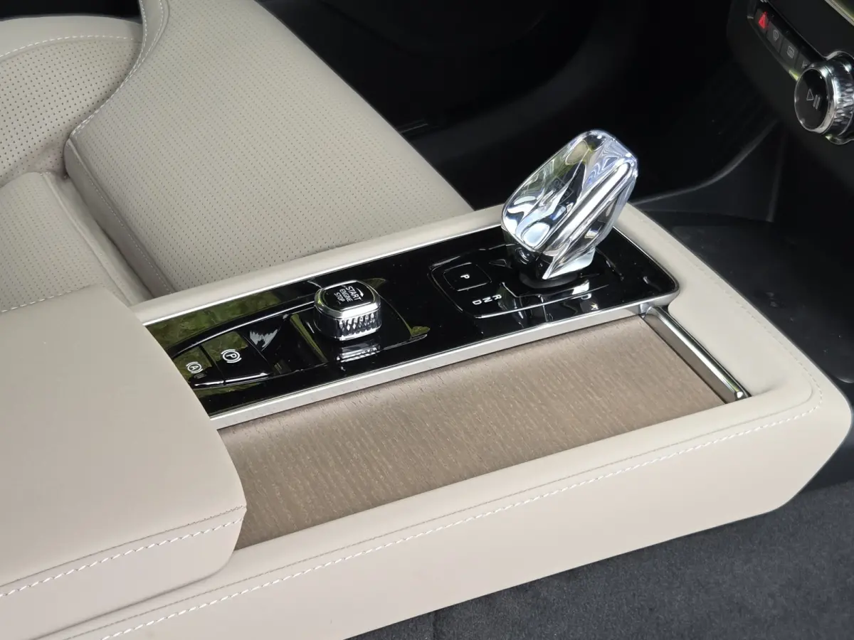 2.0 T8 Plug-in hybrid AWD Ultra Bright Exec. Ed. | Bowers & Wilkins audiosysteem | Elektrisch glazen panorama-dak | Massagefunctie voorstoelen | Lichtmetalen velgen 7-spaaks 22" | Extra geti