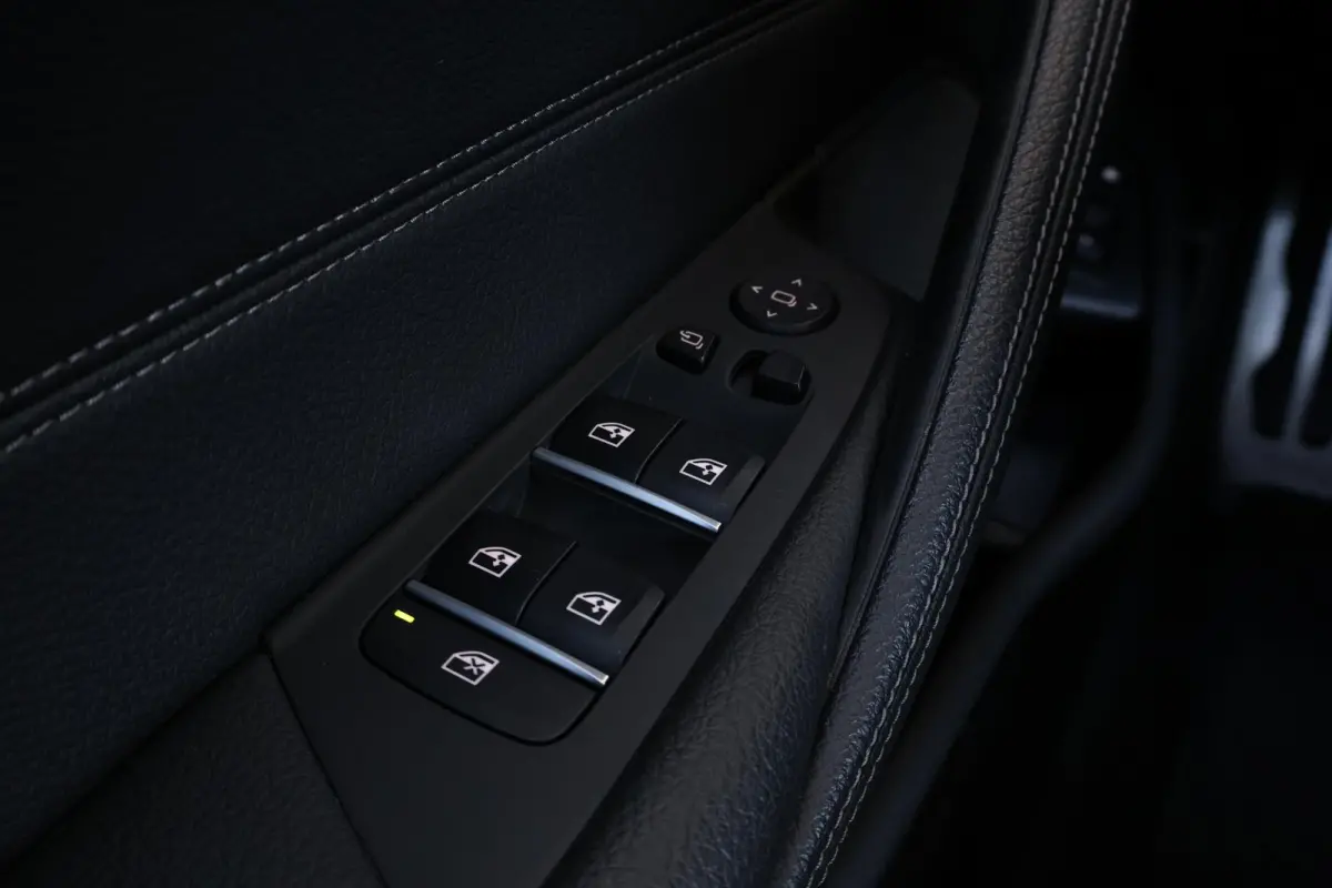 530e Business Edition Plus | SoH 92% | M-Sport Pakket | Trekhaak | Harman Kardon | Stuur & Stoelverwarming | Head-Up | Sportstoelen | Laserlight | Active Cruise |