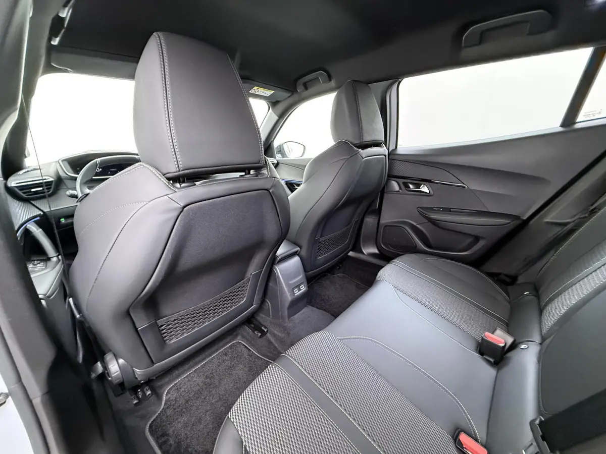 GT Avantage 54 kWh 156pk | Accu 98% | Navigatie | 360 camera | Cruise control adaptief | Lichtmetalen velgen | Full LED koplampen | Keyless entry | Apple Carplay en Android auto draadloos