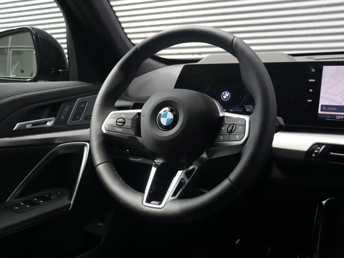 sDrive20i | M Sportpakket Pro | Panodak | Trekhaak | Head-Up | Elektr. Stoelen | Driving Assistant Plus | Harman Kardon | Comfort Access | Parking Assistant Plus | 19'' LMV