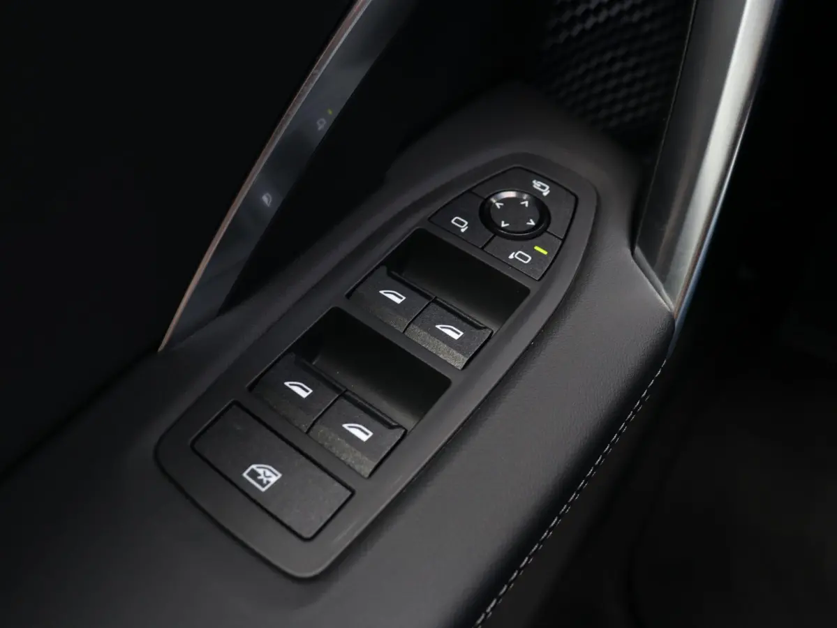 sDrive20i | M Sportpakket Pro | Panodak | Trekhaak | Head-Up | Elektr. Stoelen | Driving Assistant Plus | Harman Kardon | Comfort Access | Parking Assistant Plus | 19'' LMV