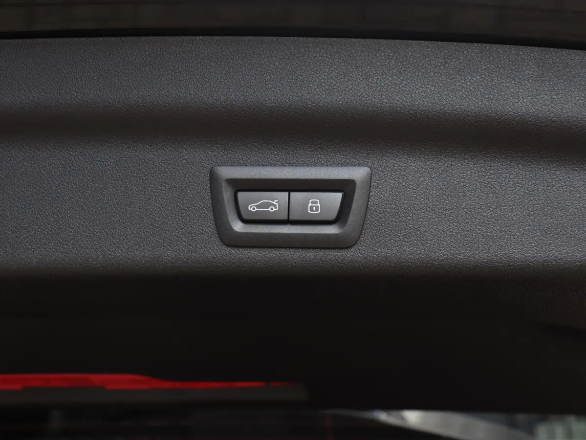 sDrive20i | M Sportpakket Pro | Panodak | Trekhaak | Head-Up | Elektr. Stoelen | Driving Assistant Plus | Harman Kardon | Comfort Access | Parking Assistant Plus | 19'' LMV