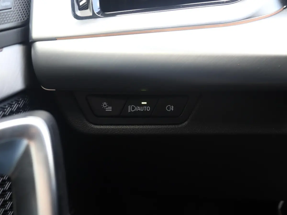sDrive20i | M Sportpakket Pro | Panodak | Trekhaak | Head-Up | Elektr. Stoelen | Driving Assistant Plus | Harman Kardon | Comfort Access | Parking Assistant Plus | 19'' LMV