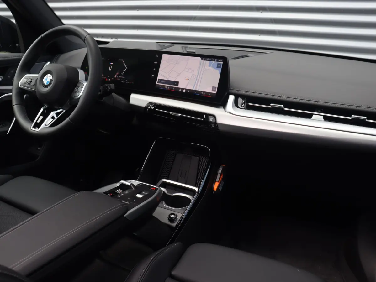 sDrive20i | M Sportpakket Pro | Panodak | Trekhaak | Head-Up | Elektr. Stoelen | Driving Assistant Plus | Harman Kardon | Comfort Access | Parking Assistant Plus | 19'' LMV