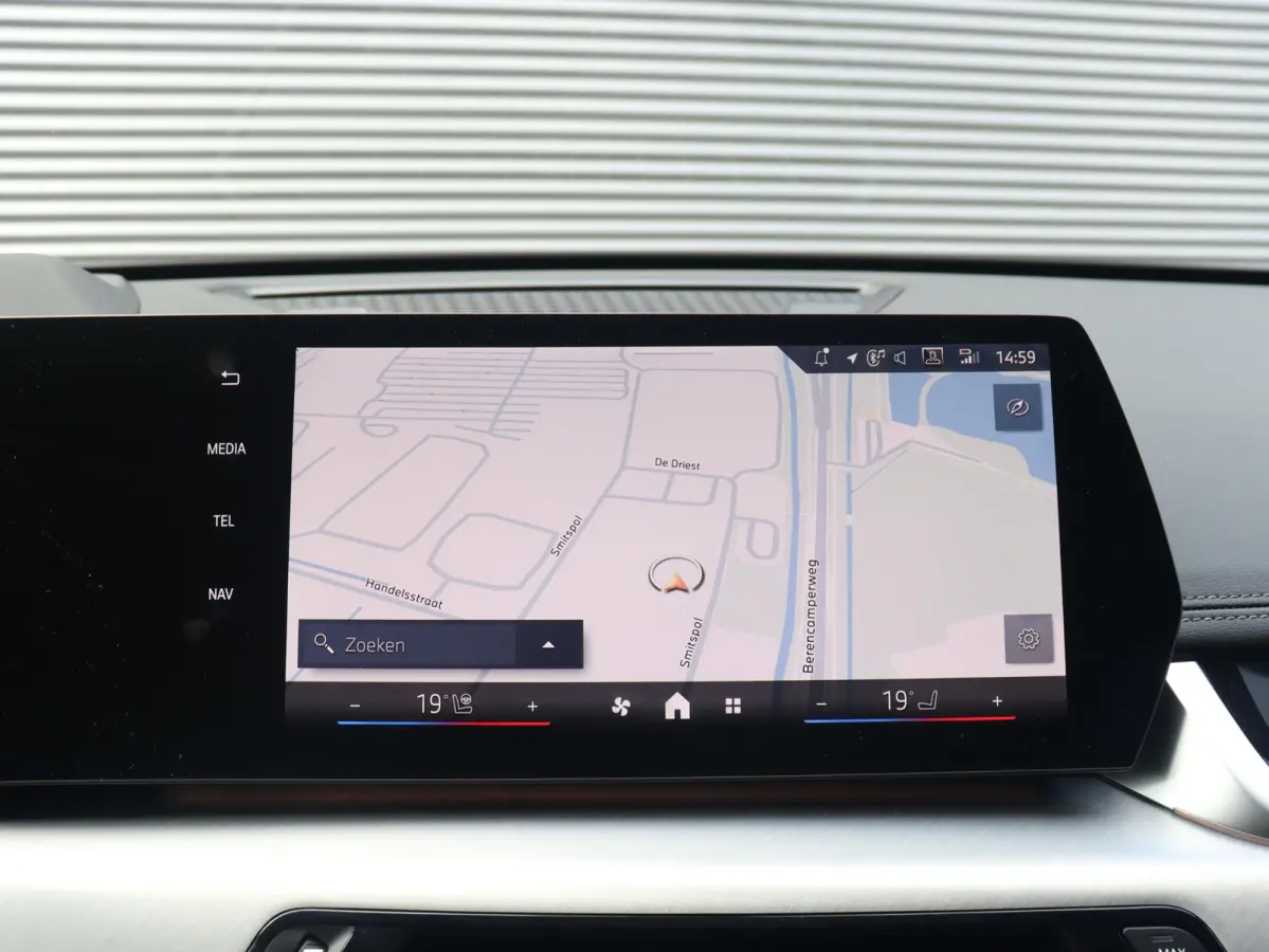 sDrive20i | M Sportpakket Pro | Panodak | Trekhaak | Head-Up | Elektr. Stoelen | Driving Assistant Plus | Harman Kardon | Comfort Access | Parking Assistant Plus | 19'' LMV