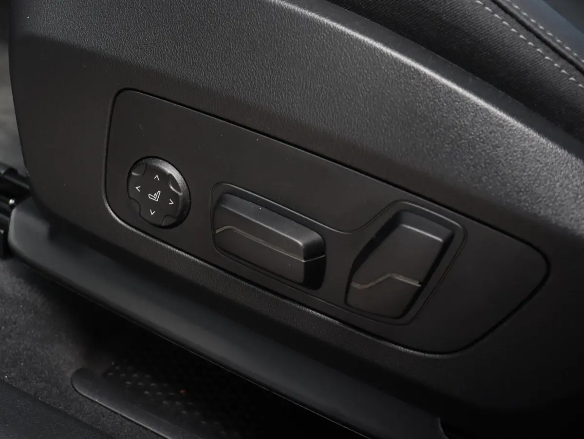 sDrive20i | M Sportpakket Pro | Panodak | Trekhaak | Head-Up | Elektr. Stoelen | Driving Assistant Plus | Harman Kardon | Comfort Access | Parking Assistant Plus | 19'' LMV