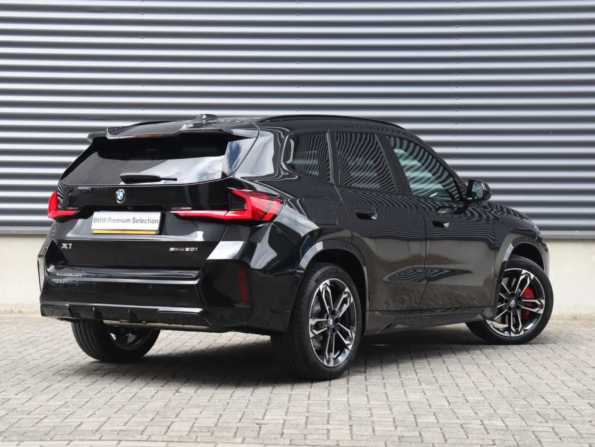 sDrive20i | M Sportpakket Pro | Panodak | Trekhaak | Head-Up | Elektr. Stoelen | Driving Assistant Plus | Harman Kardon | Comfort Access | Parking Assistant Plus | 19'' LMV