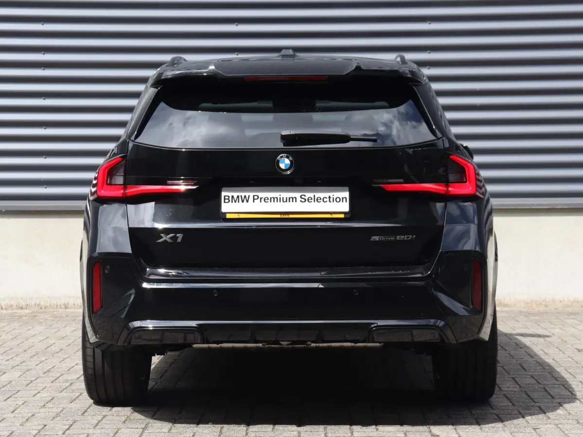 sDrive20i | M Sportpakket Pro | Panodak | Trekhaak | Head-Up | Elektr. Stoelen | Driving Assistant Plus | Harman Kardon | Comfort Access | Parking Assistant Plus | 19'' LMV