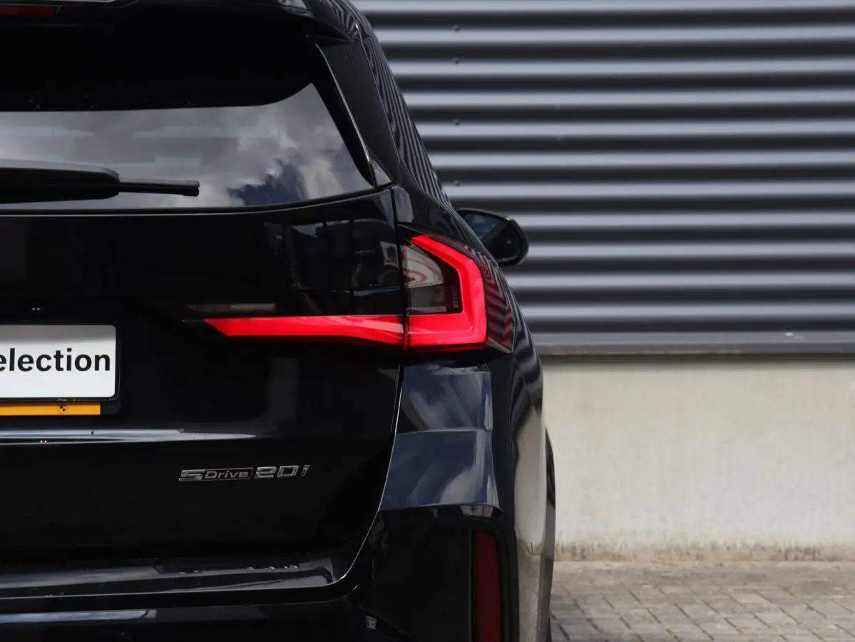 sDrive20i | M Sportpakket Pro | Panodak | Trekhaak | Head-Up | Elektr. Stoelen | Driving Assistant Plus | Harman Kardon | Comfort Access | Parking Assistant Plus | 19'' LMV