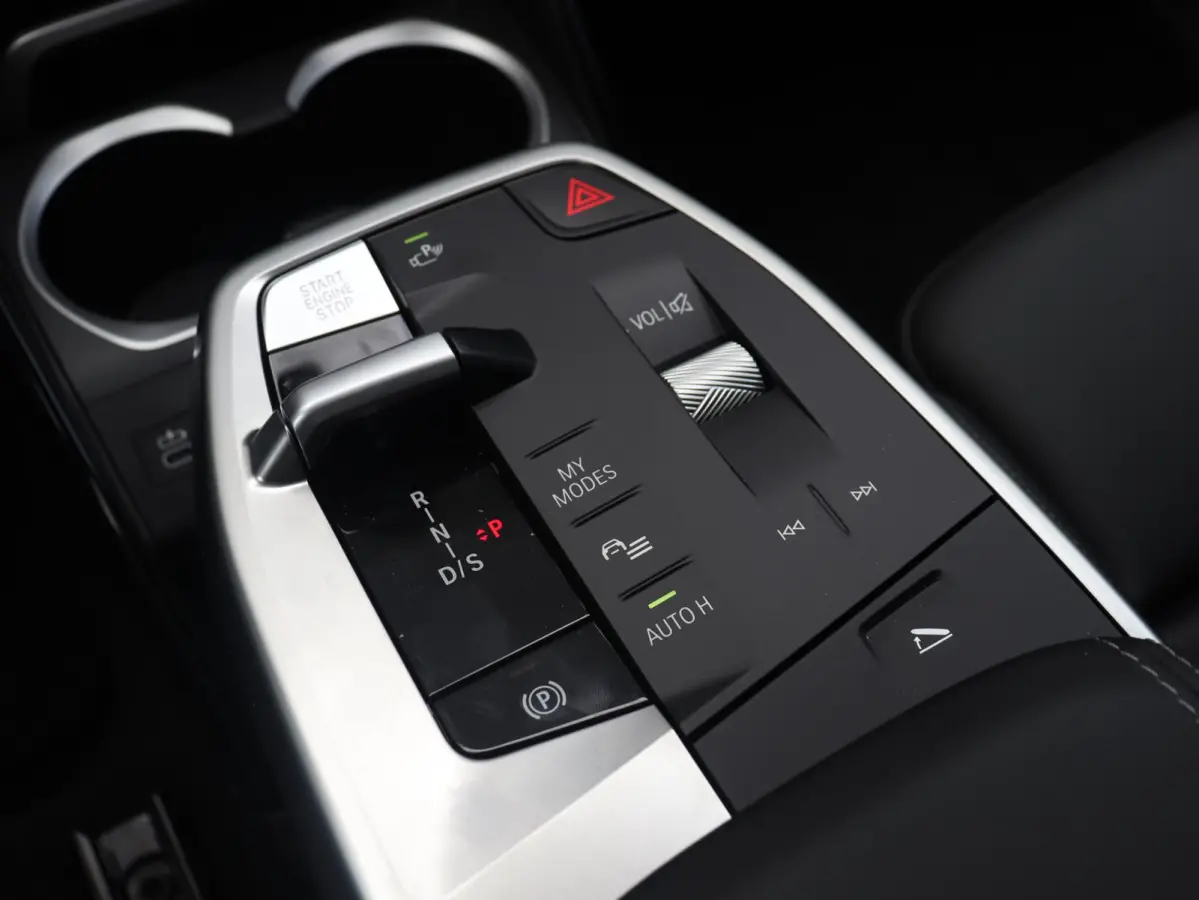 sDrive20i | M Sportpakket Pro | Panodak | Trekhaak | Head-Up | Elektr. Stoelen | Driving Assistant Plus | Harman Kardon | Comfort Access | Parking Assistant Plus | 19'' LMV