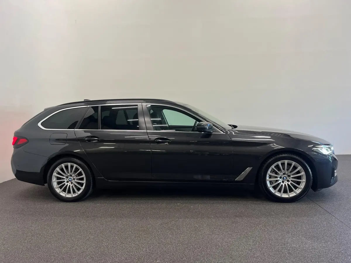 530e High Executive Panoramadak Navigatie Apple Carplay Android Auto 360 camera Parkeerhulp Cruise Control Adaptieve LED-koplampen Stoelverwarming Leder Climate Control Lichtmetalen velgen P