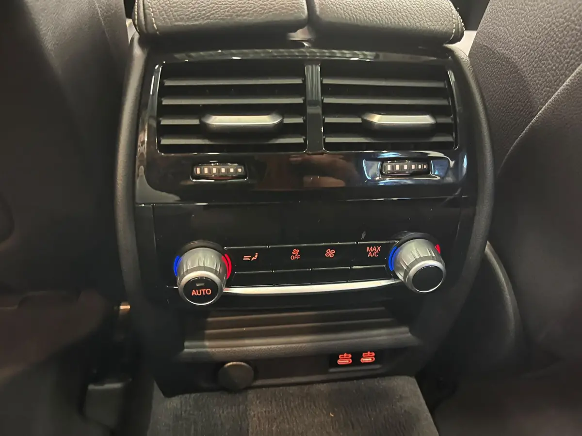 530e High Executive Panoramadak Navigatie Apple Carplay Android Auto 360 camera Parkeerhulp Cruise Control Adaptieve LED-koplampen Stoelverwarming Leder Climate Control Lichtmetalen velgen P