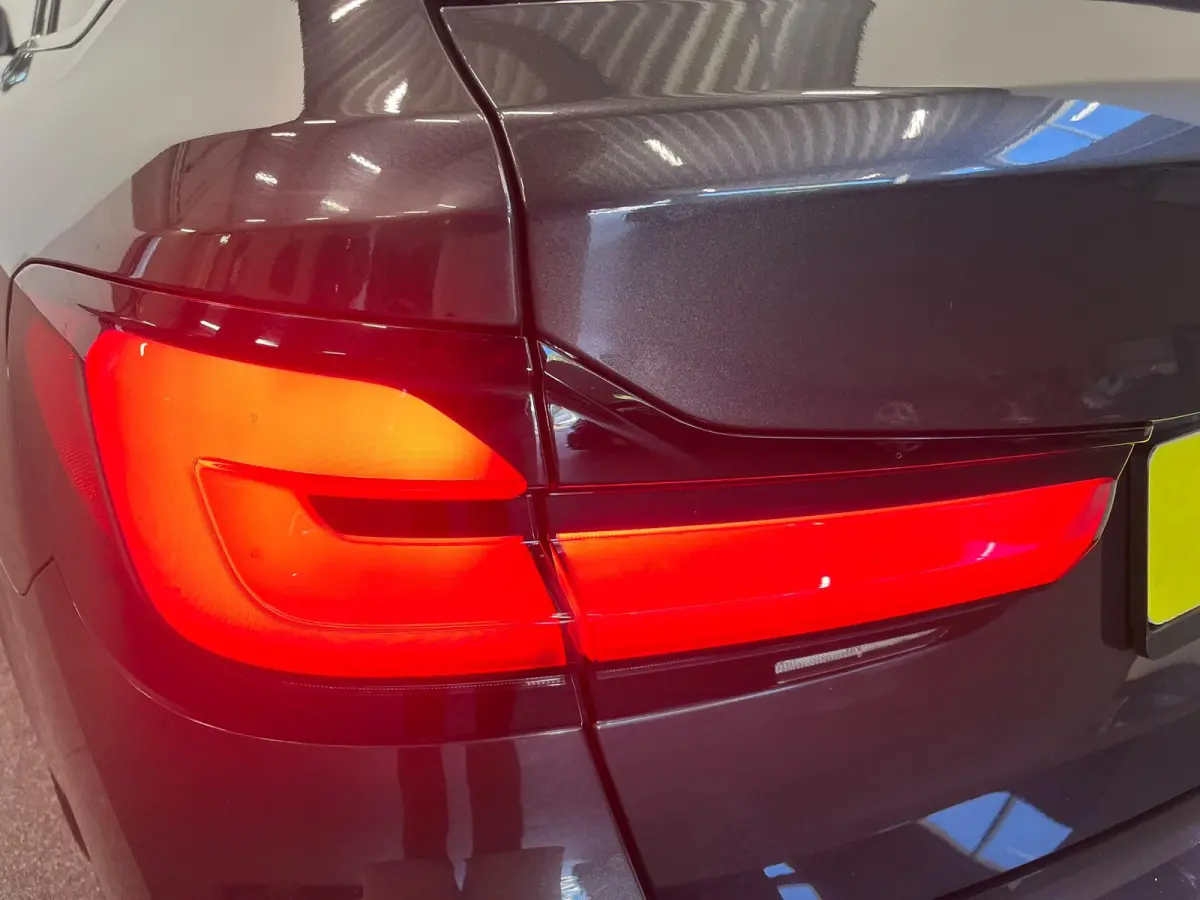 530e High Executive Panoramadak Navigatie Apple Carplay Android Auto 360 camera Parkeerhulp Cruise Control Adaptieve LED-koplampen Stoelverwarming Leder Climate Control Lichtmetalen velgen P