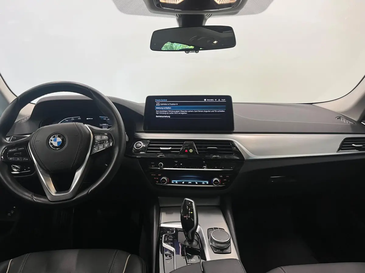 530e High Executive Panoramadak Navigatie Apple Carplay Android Auto 360 camera Parkeerhulp Cruise Control Adaptieve LED-koplampen Stoelverwarming Leder Climate Control Lichtmetalen velgen P