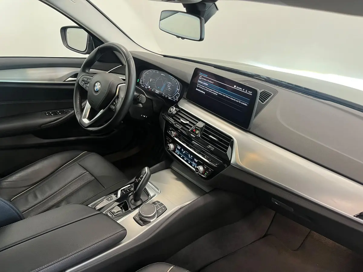 530e High Executive Panoramadak Navigatie Apple Carplay Android Auto 360 camera Parkeerhulp Cruise Control Adaptieve LED-koplampen Stoelverwarming Leder Climate Control Lichtmetalen velgen P