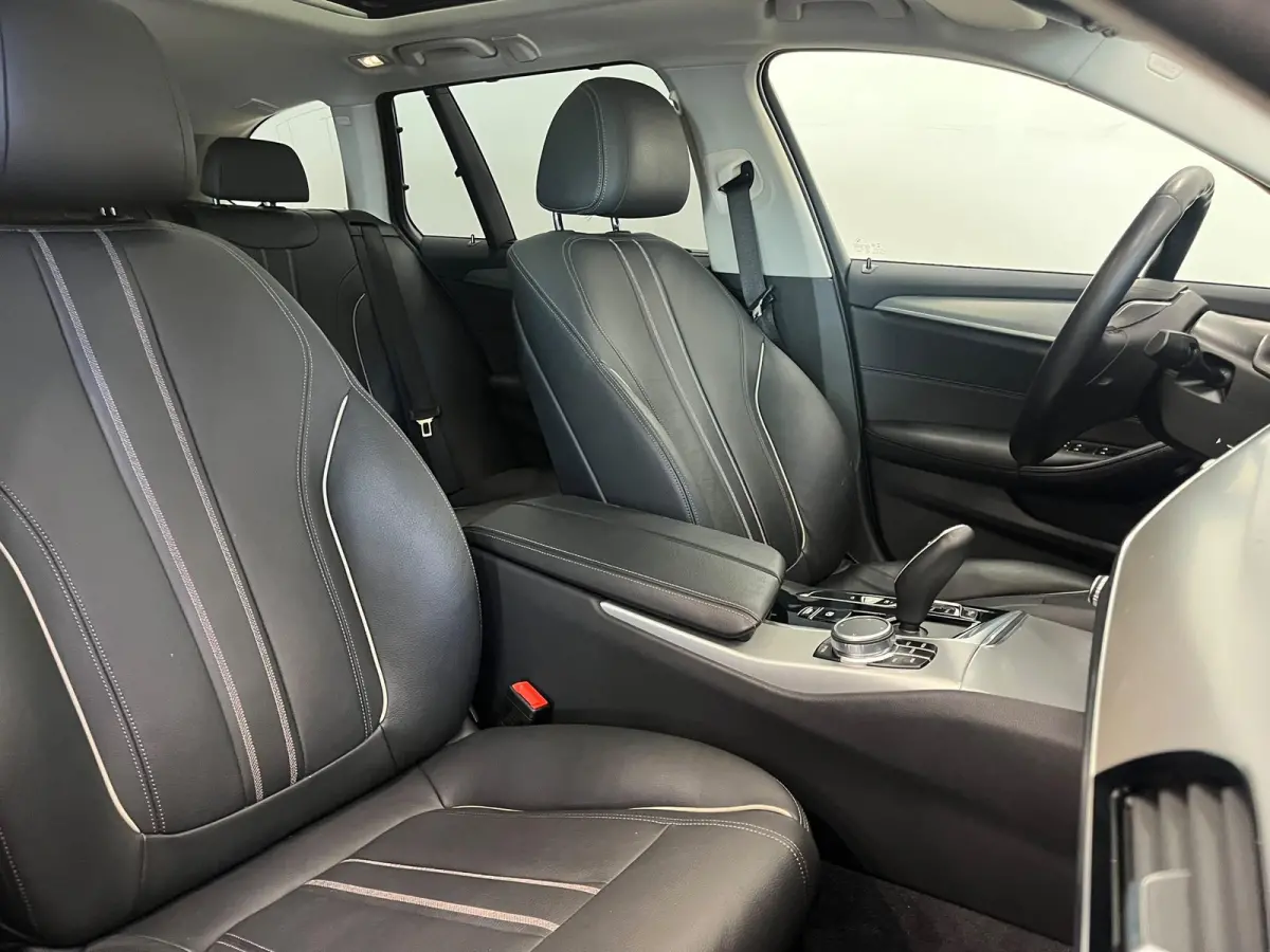 530e High Executive Panoramadak Navigatie Apple Carplay Android Auto 360 camera Parkeerhulp Cruise Control Adaptieve LED-koplampen Stoelverwarming Leder Climate Control Lichtmetalen velgen P