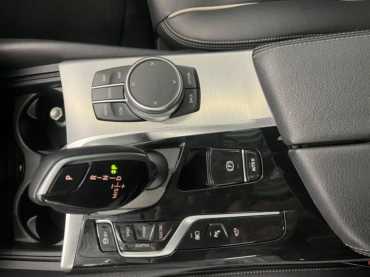 530e High Executive Panoramadak Navigatie Apple Carplay Android Auto 360 camera Parkeerhulp Cruise Control Adaptieve LED-koplampen Stoelverwarming Leder Climate Control Lichtmetalen velgen P