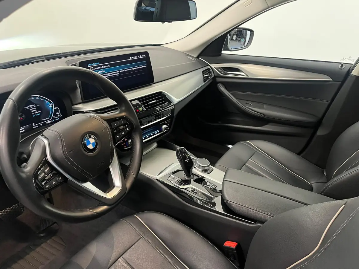 530e High Executive Panoramadak Navigatie Apple Carplay Android Auto 360 camera Parkeerhulp Cruise Control Adaptieve LED-koplampen Stoelverwarming Leder Climate Control Lichtmetalen velgen P