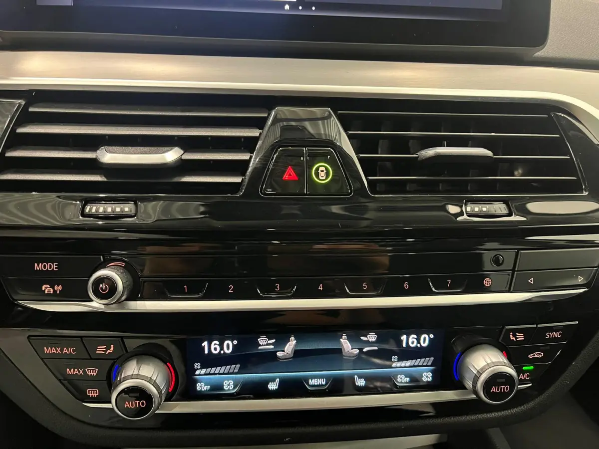 530e High Executive Panoramadak Navigatie Apple Carplay Android Auto 360 camera Parkeerhulp Cruise Control Adaptieve LED-koplampen Stoelverwarming Leder Climate Control Lichtmetalen velgen P