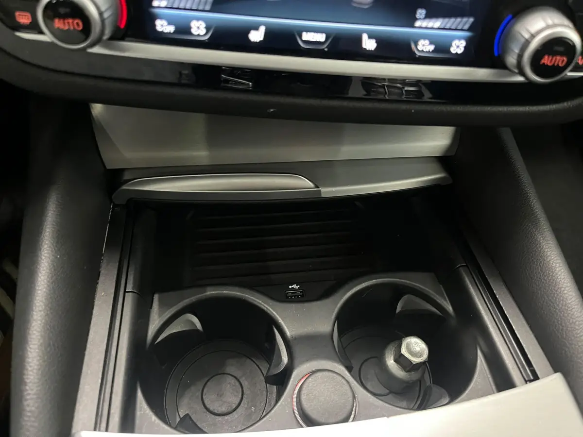 530e High Executive Panoramadak Navigatie Apple Carplay Android Auto 360 camera Parkeerhulp Cruise Control Adaptieve LED-koplampen Stoelverwarming Leder Climate Control Lichtmetalen velgen P