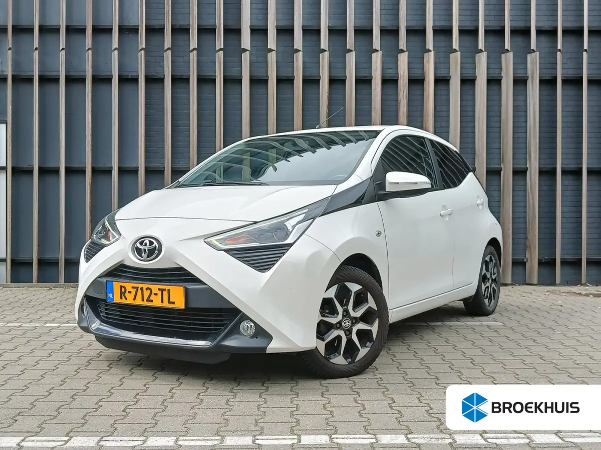 1.0 VVT-i x-joy | Stoelverwarming | Camera | Dealer Onderhouden |